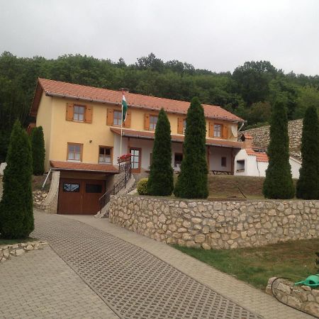 Judit Vendeghaz Suemeg Hotel Bagian luar foto
