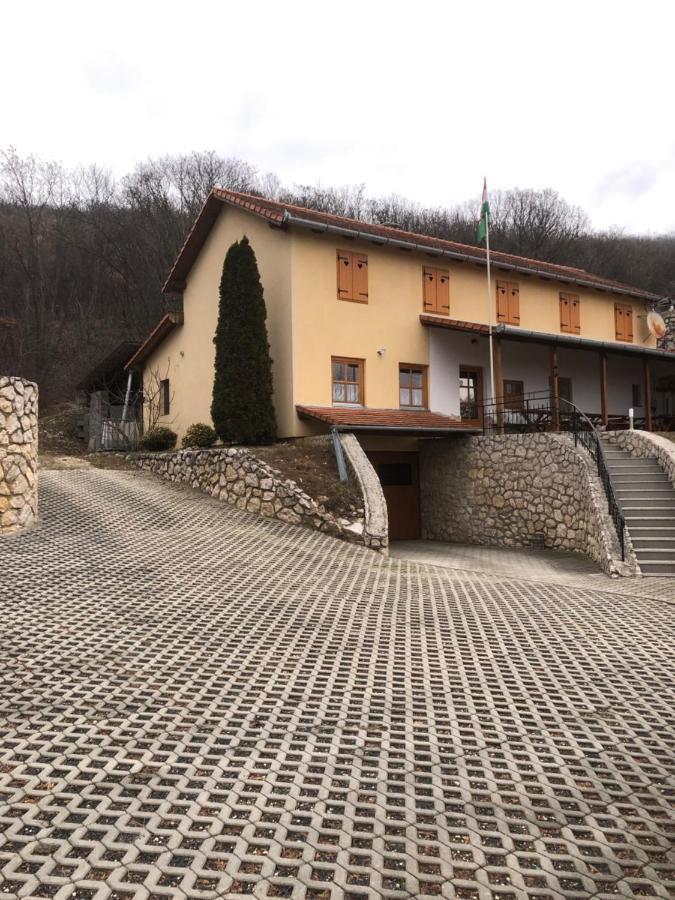 Judit Vendeghaz Suemeg Hotel Bagian luar foto